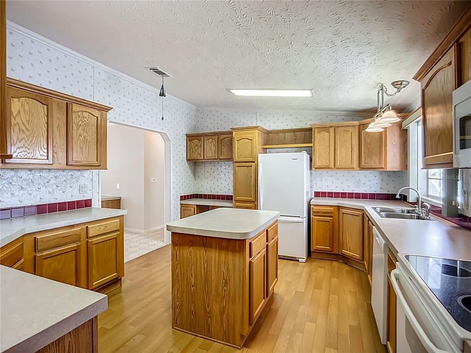 合同活跃: $239,900 (3 贝兹, 2 浴室, 1620 平方英尺)