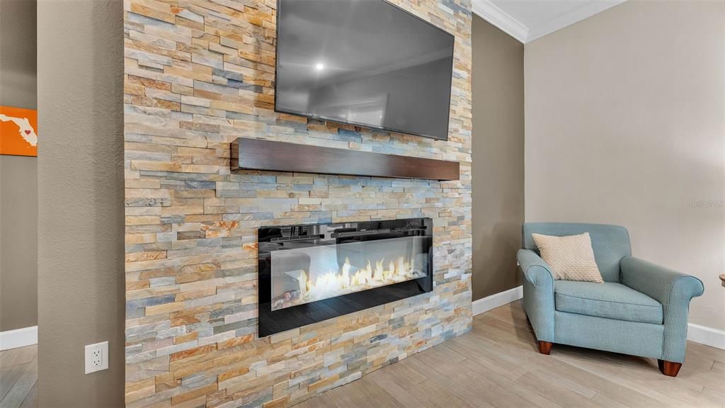 合同活跃: $889,900 (4 贝兹, 3 浴室, 3727 平方英尺)