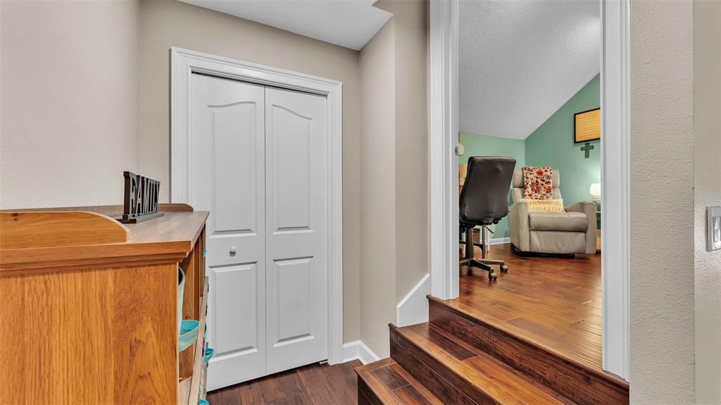 合同活跃: $889,900 (4 贝兹, 3 浴室, 3727 平方英尺)