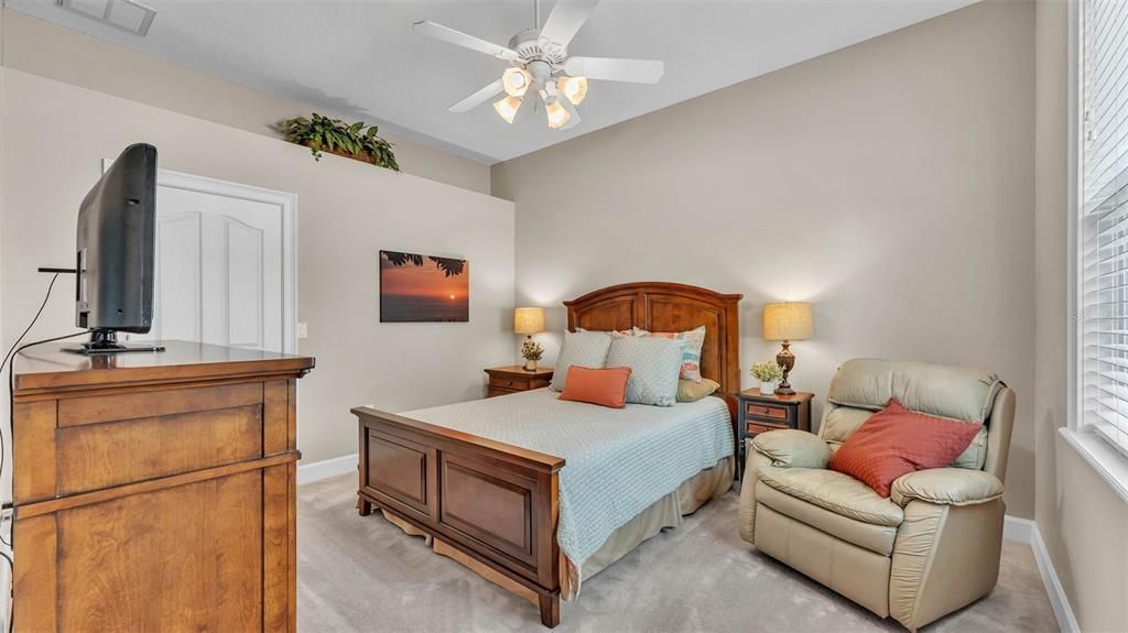 合同活跃: $889,900 (4 贝兹, 3 浴室, 3727 平方英尺)