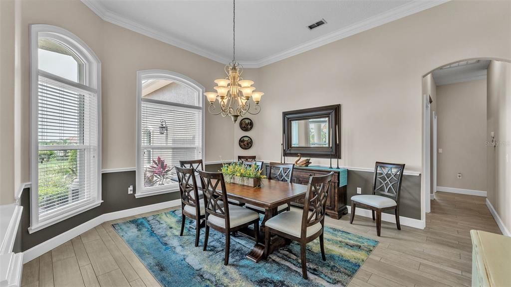 合同活跃: $889,900 (4 贝兹, 3 浴室, 3727 平方英尺)