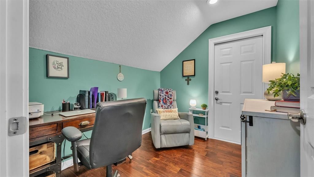 合同活跃: $889,900 (4 贝兹, 3 浴室, 3727 平方英尺)