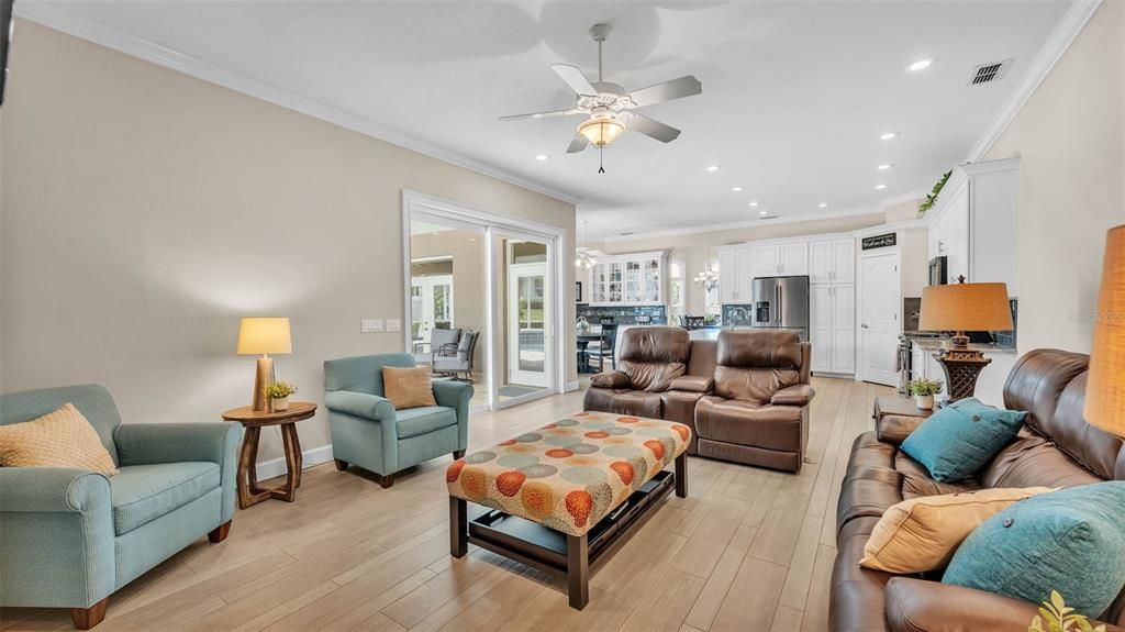 合同活跃: $889,900 (4 贝兹, 3 浴室, 3727 平方英尺)