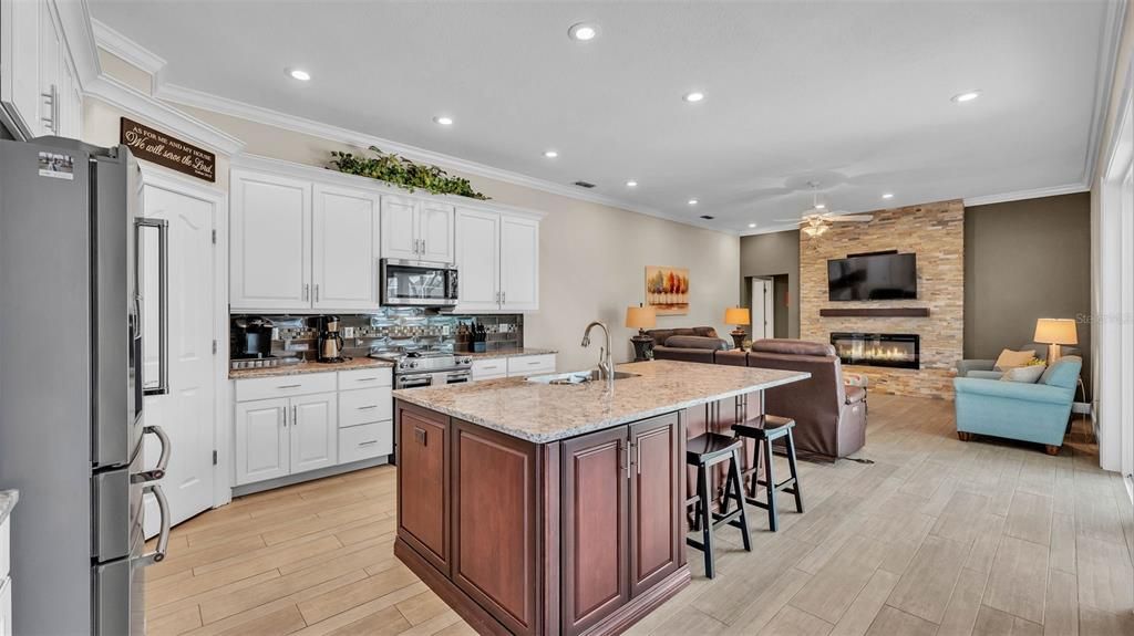 合同活跃: $889,900 (4 贝兹, 3 浴室, 3727 平方英尺)