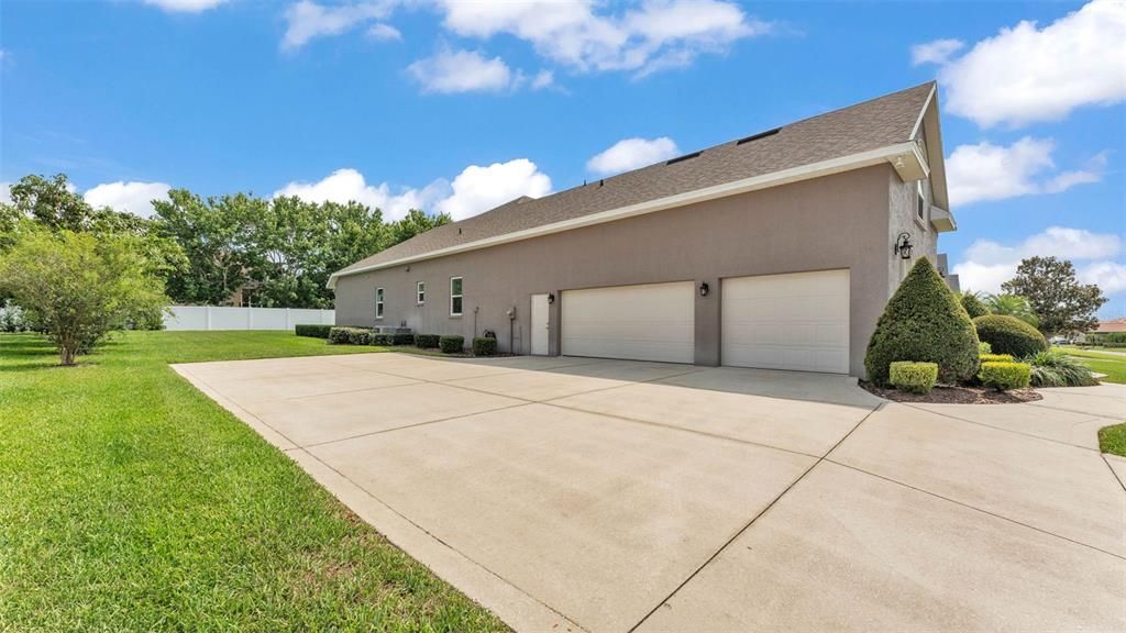 合同活跃: $889,900 (4 贝兹, 3 浴室, 3727 平方英尺)