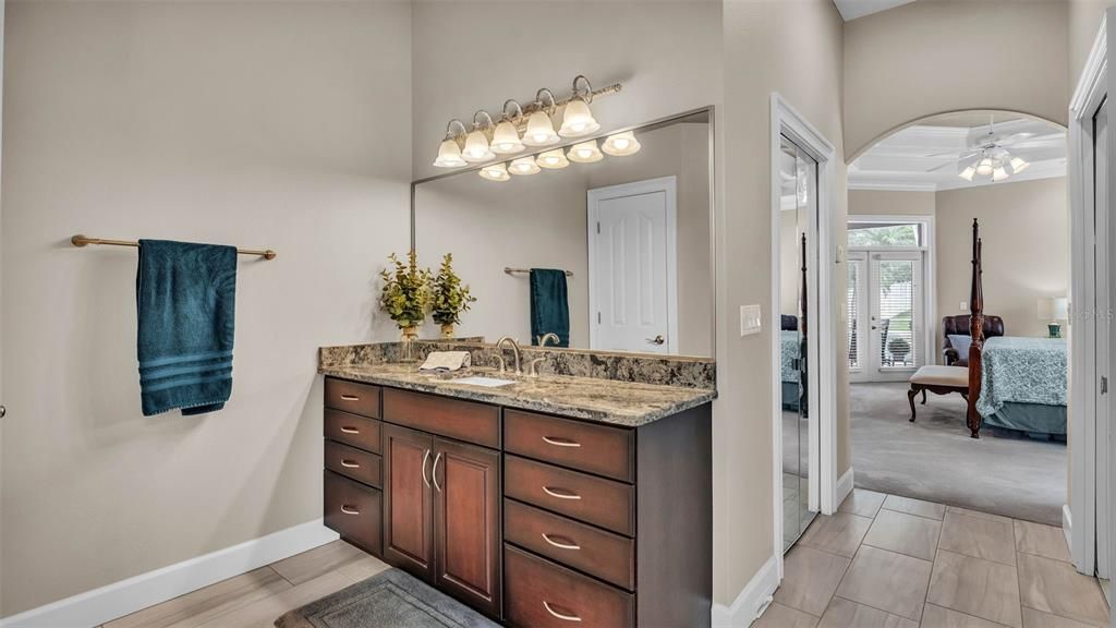 合同活跃: $889,900 (4 贝兹, 3 浴室, 3727 平方英尺)