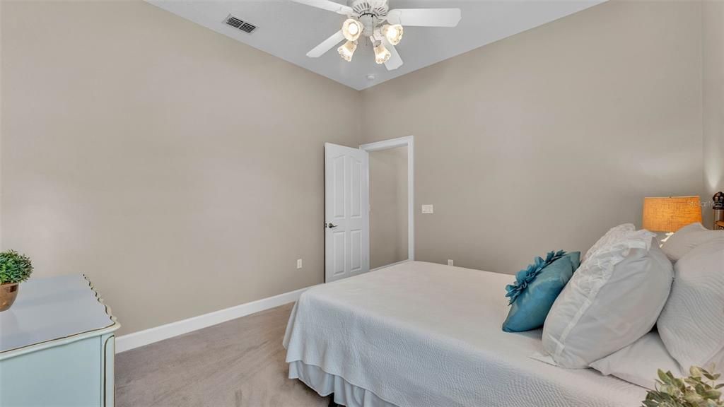 合同活跃: $889,900 (4 贝兹, 3 浴室, 3727 平方英尺)