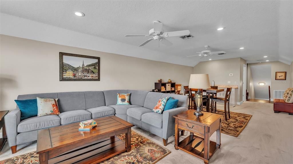 合同活跃: $889,900 (4 贝兹, 3 浴室, 3727 平方英尺)