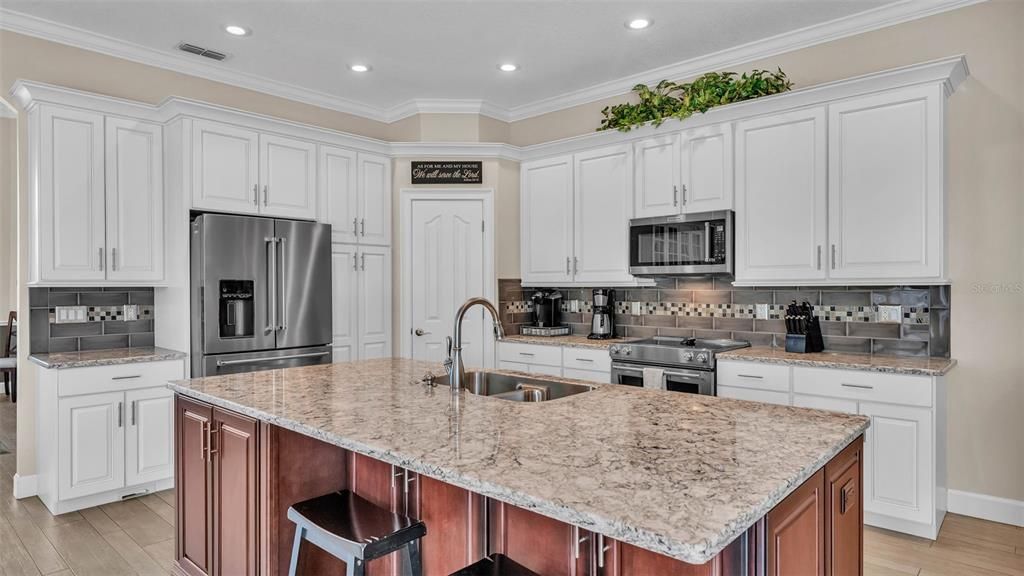 合同活跃: $889,900 (4 贝兹, 3 浴室, 3727 平方英尺)