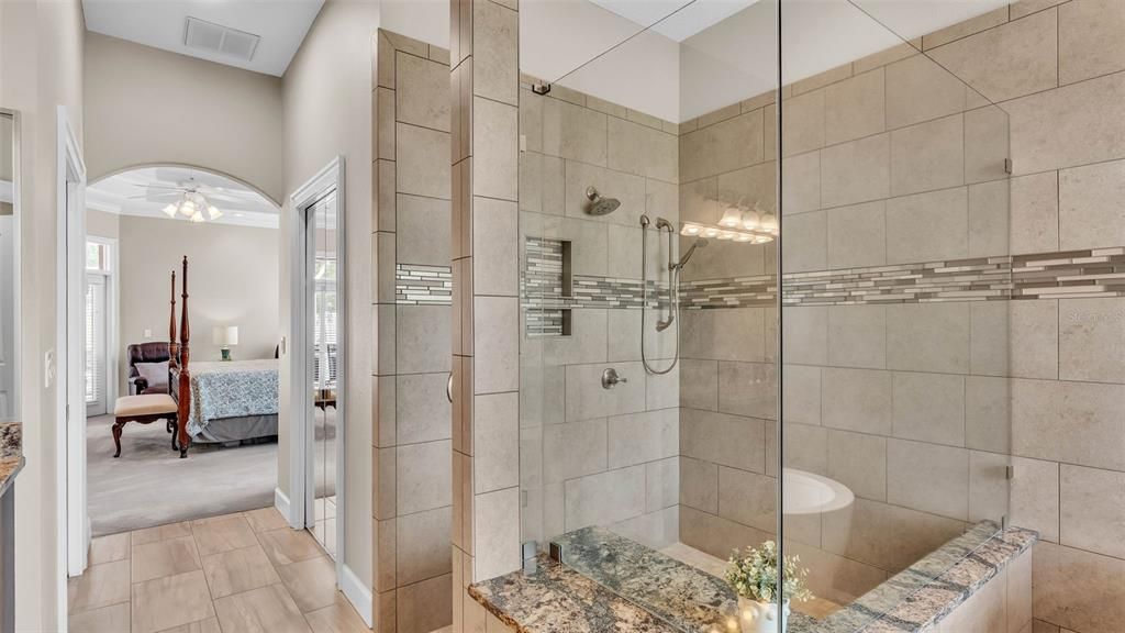 合同活跃: $889,900 (4 贝兹, 3 浴室, 3727 平方英尺)