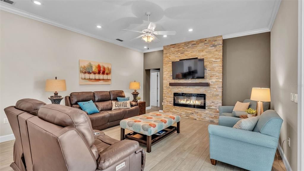 合同活跃: $889,900 (4 贝兹, 3 浴室, 3727 平方英尺)