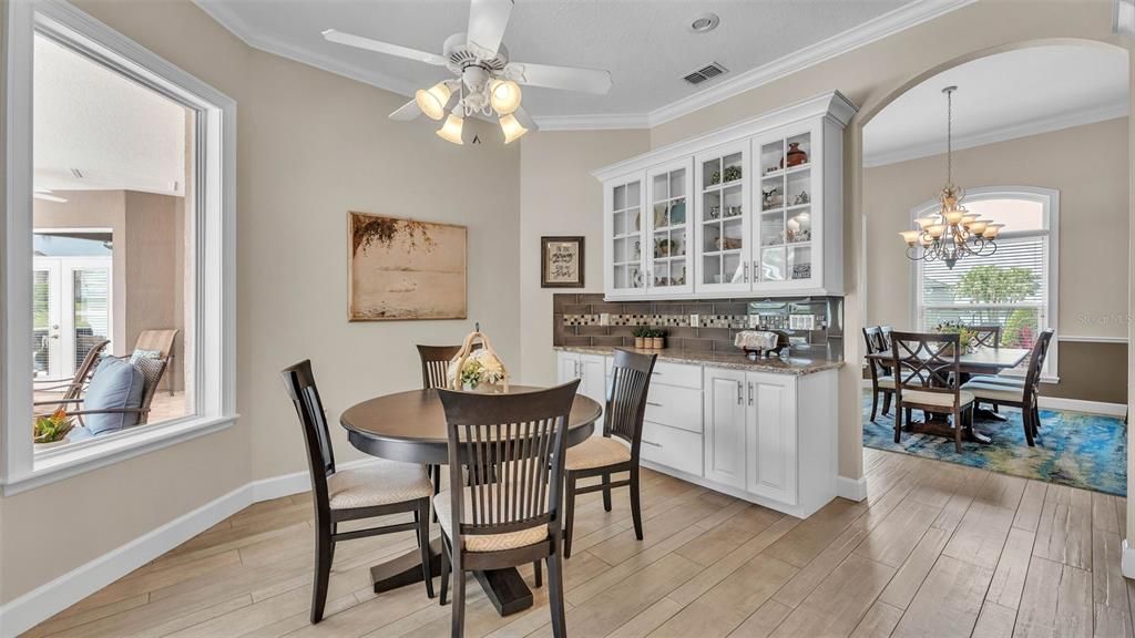 合同活跃: $889,900 (4 贝兹, 3 浴室, 3727 平方英尺)