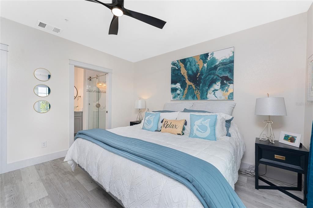 For Sale: $299,900 (2 beds, 2 baths, 1009 Square Feet)