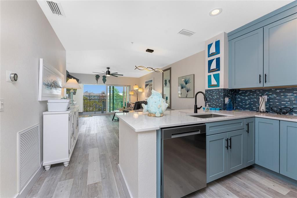 For Sale: $299,900 (2 beds, 2 baths, 1009 Square Feet)