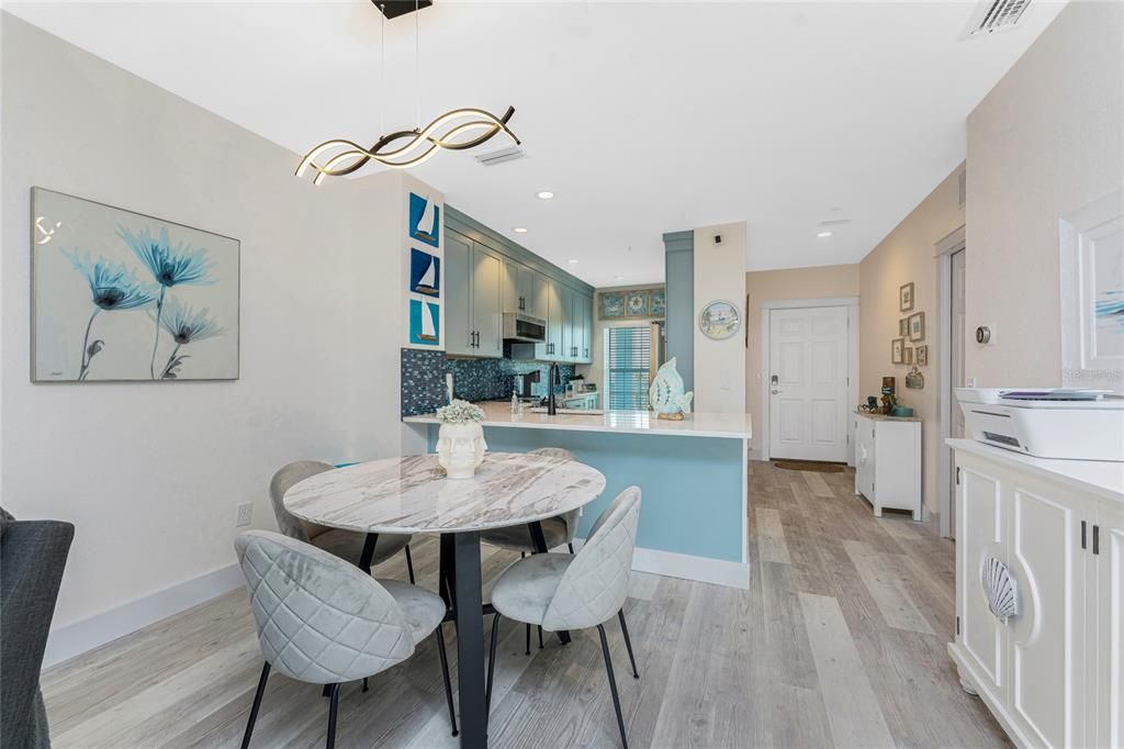 For Sale: $299,900 (2 beds, 2 baths, 1009 Square Feet)