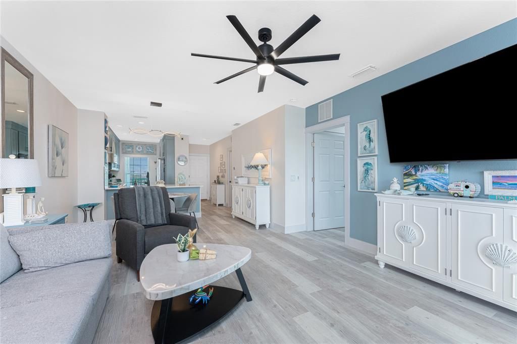 For Sale: $299,900 (2 beds, 2 baths, 1009 Square Feet)