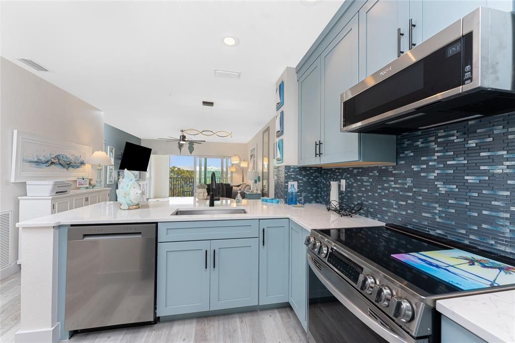 For Sale: $299,900 (2 beds, 2 baths, 1009 Square Feet)