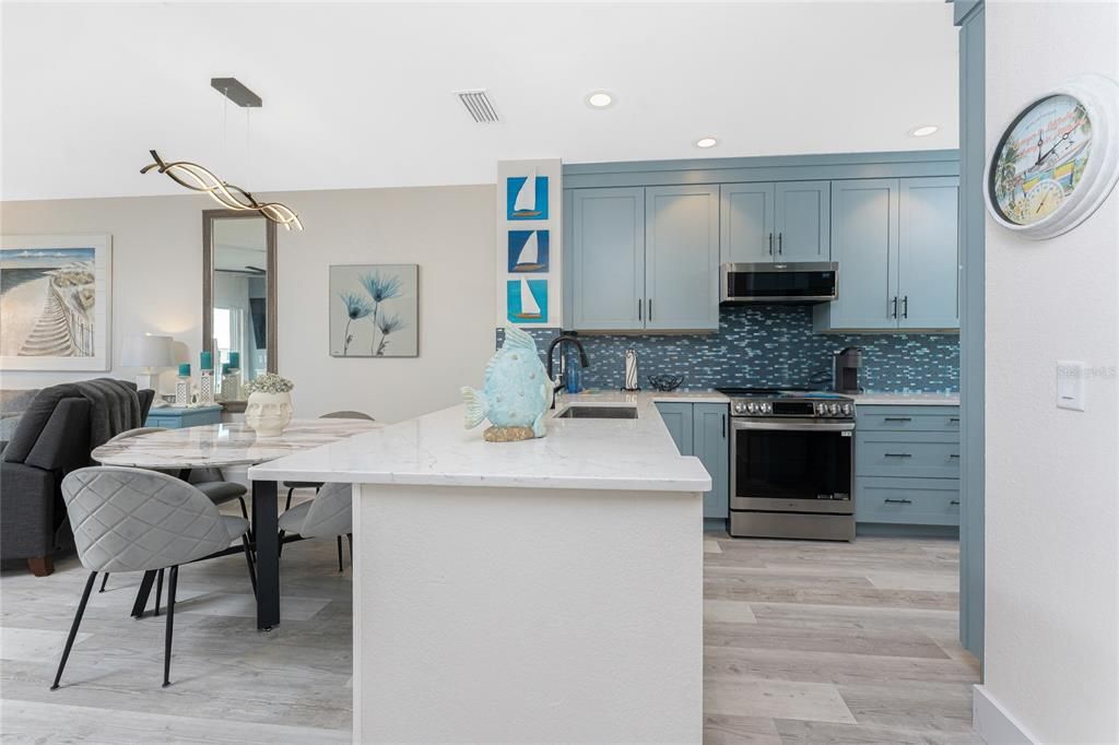 For Sale: $299,900 (2 beds, 2 baths, 1009 Square Feet)