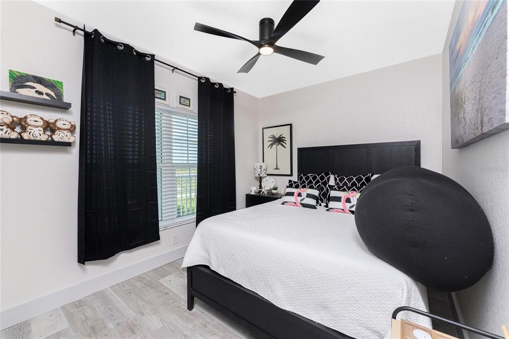 For Sale: $299,900 (2 beds, 2 baths, 1009 Square Feet)