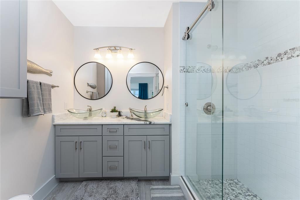 For Sale: $299,900 (2 beds, 2 baths, 1009 Square Feet)