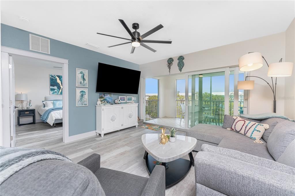 For Sale: $299,900 (2 beds, 2 baths, 1009 Square Feet)