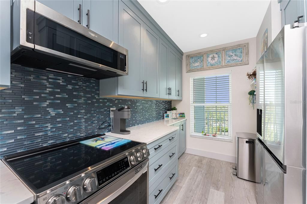 For Sale: $299,900 (2 beds, 2 baths, 1009 Square Feet)