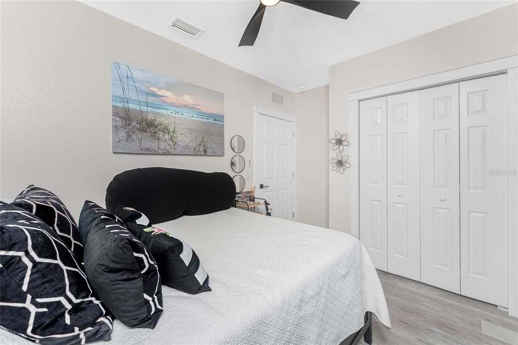 For Sale: $299,900 (2 beds, 2 baths, 1009 Square Feet)