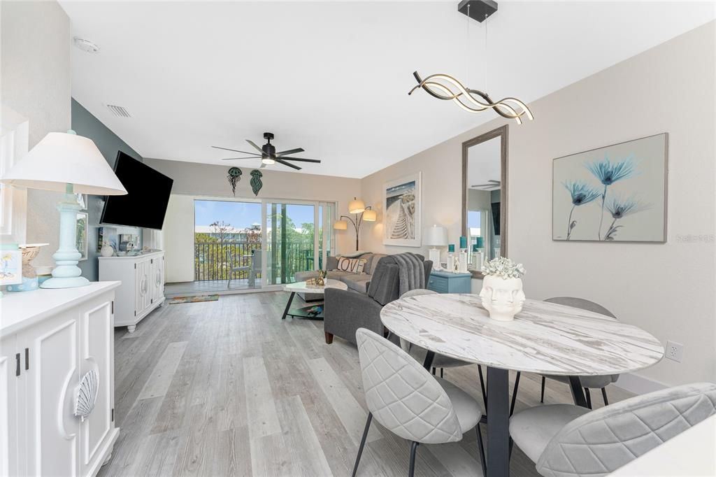 For Sale: $299,900 (2 beds, 2 baths, 1009 Square Feet)