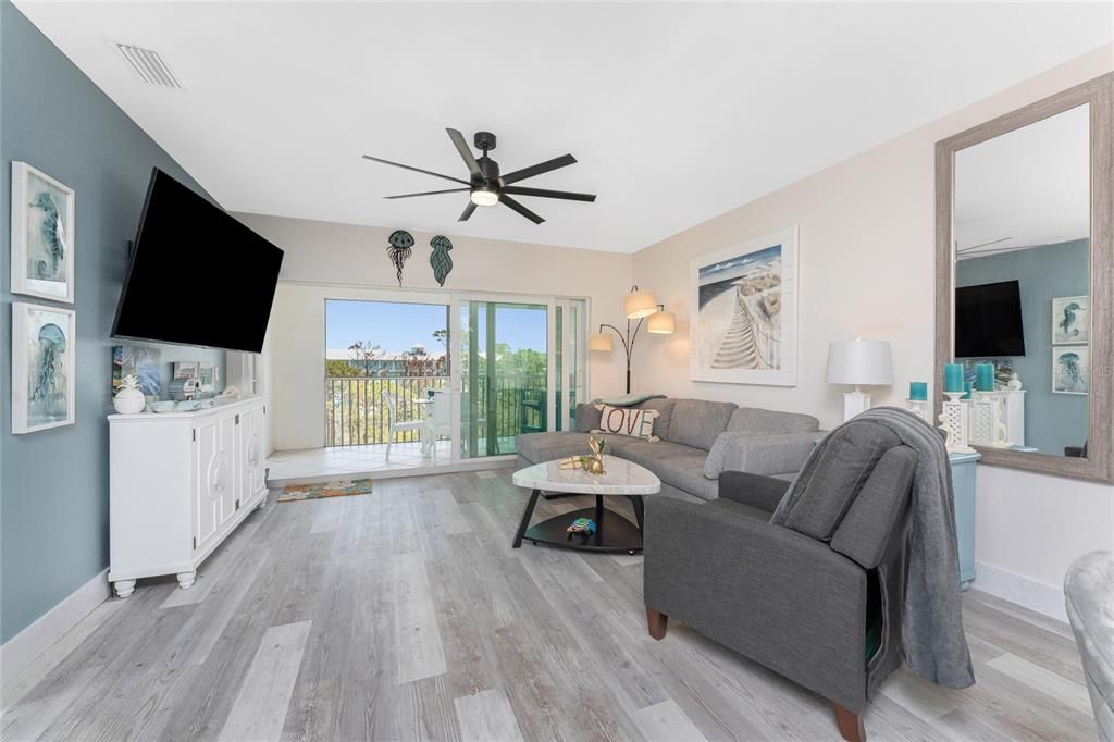 For Sale: $299,900 (2 beds, 2 baths, 1009 Square Feet)