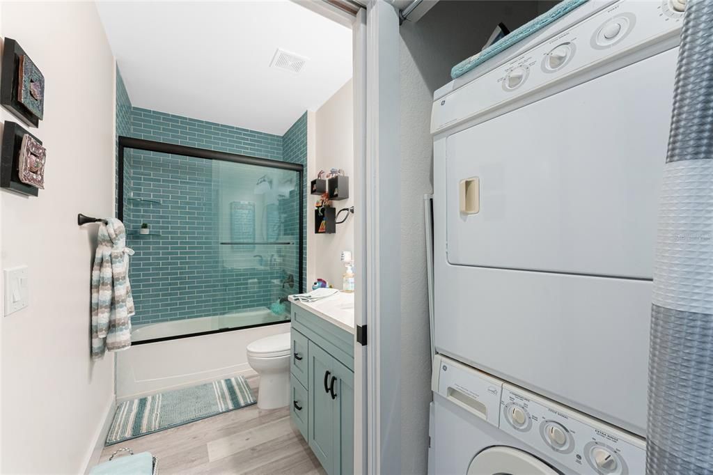 For Sale: $299,900 (2 beds, 2 baths, 1009 Square Feet)