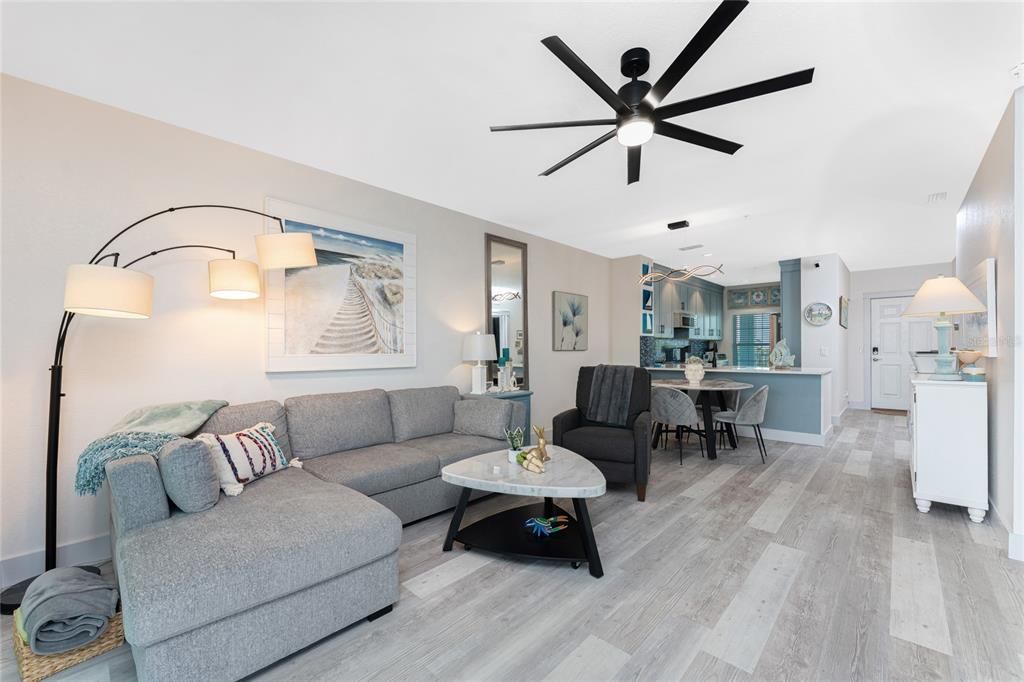 For Sale: $299,900 (2 beds, 2 baths, 1009 Square Feet)