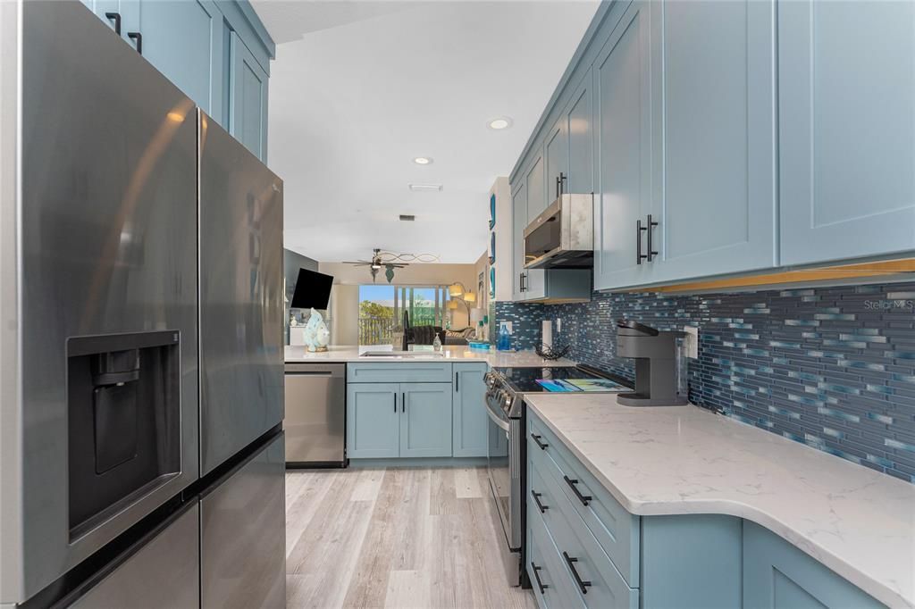 For Sale: $299,900 (2 beds, 2 baths, 1009 Square Feet)