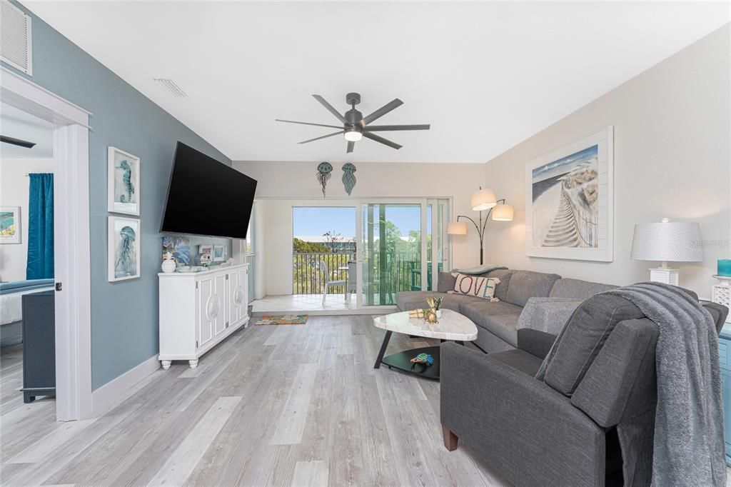 For Sale: $299,900 (2 beds, 2 baths, 1009 Square Feet)