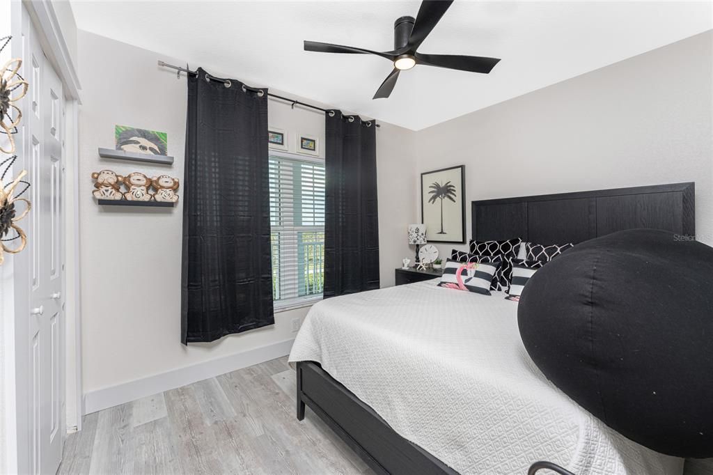 For Sale: $299,900 (2 beds, 2 baths, 1009 Square Feet)