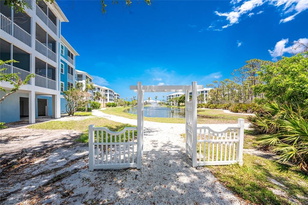 For Sale: $299,900 (2 beds, 2 baths, 1009 Square Feet)