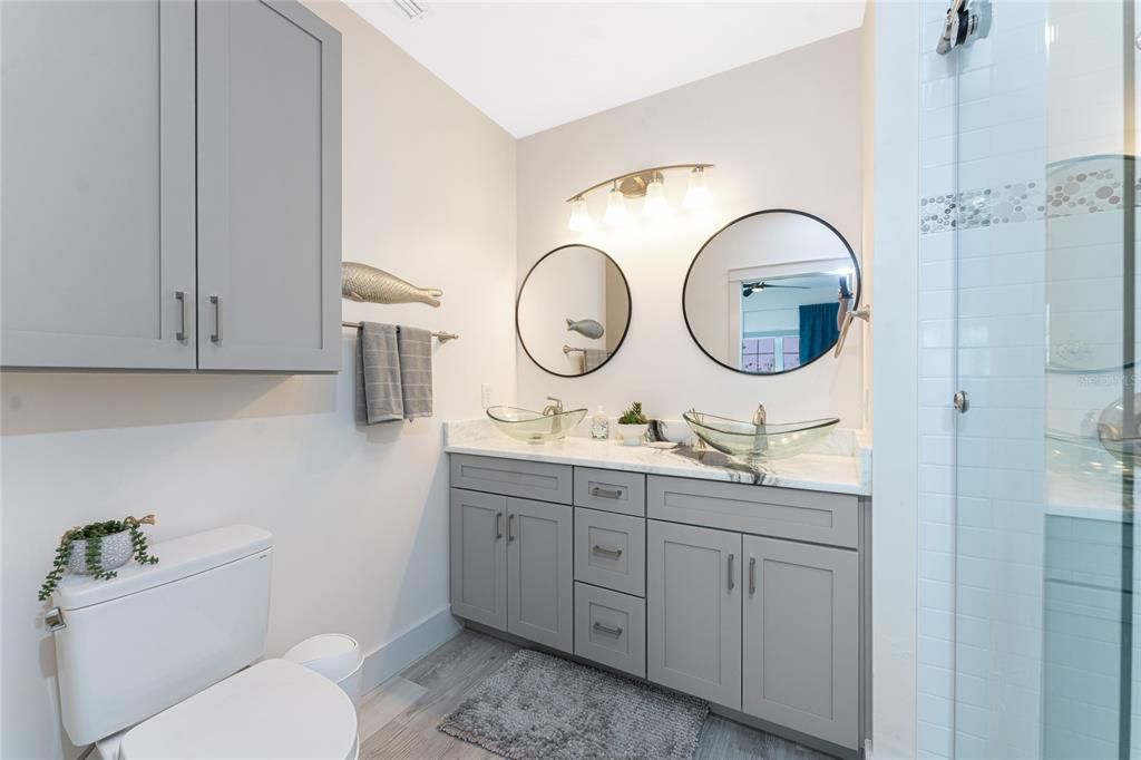 For Sale: $299,900 (2 beds, 2 baths, 1009 Square Feet)