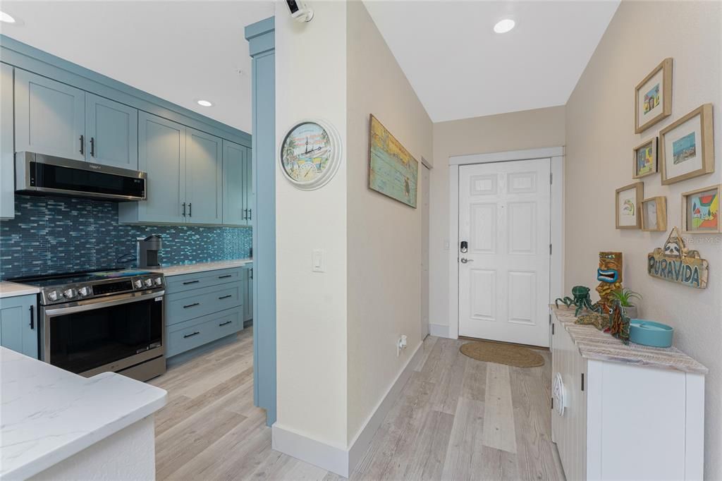 For Sale: $299,900 (2 beds, 2 baths, 1009 Square Feet)