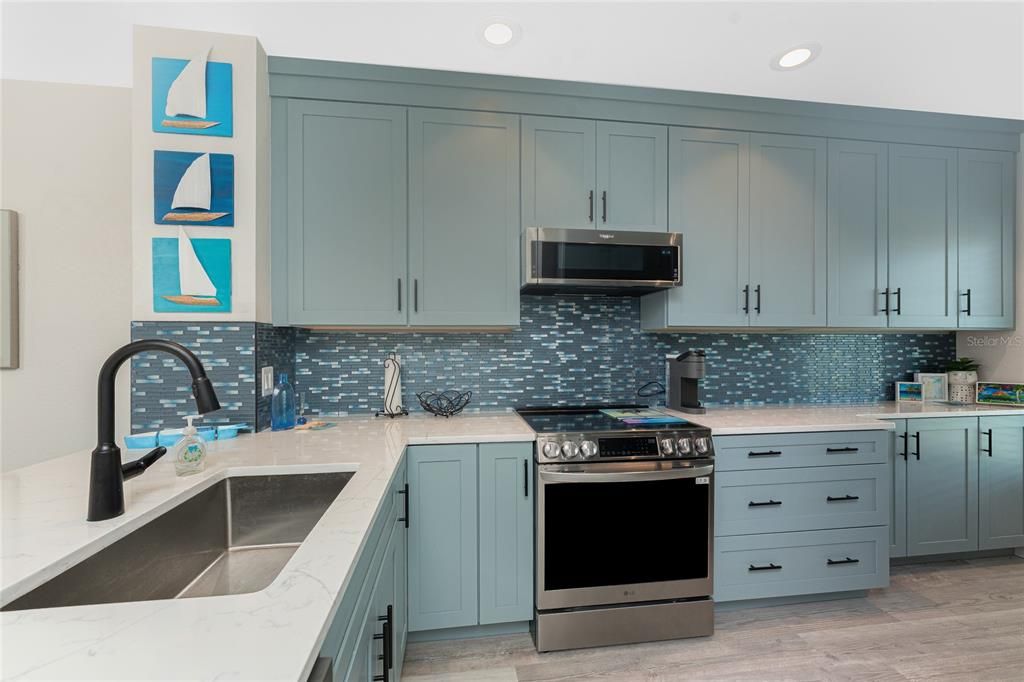 For Sale: $299,900 (2 beds, 2 baths, 1009 Square Feet)