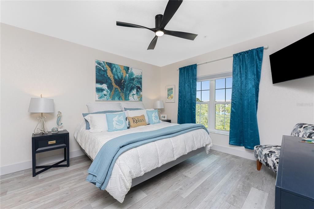 For Sale: $299,900 (2 beds, 2 baths, 1009 Square Feet)