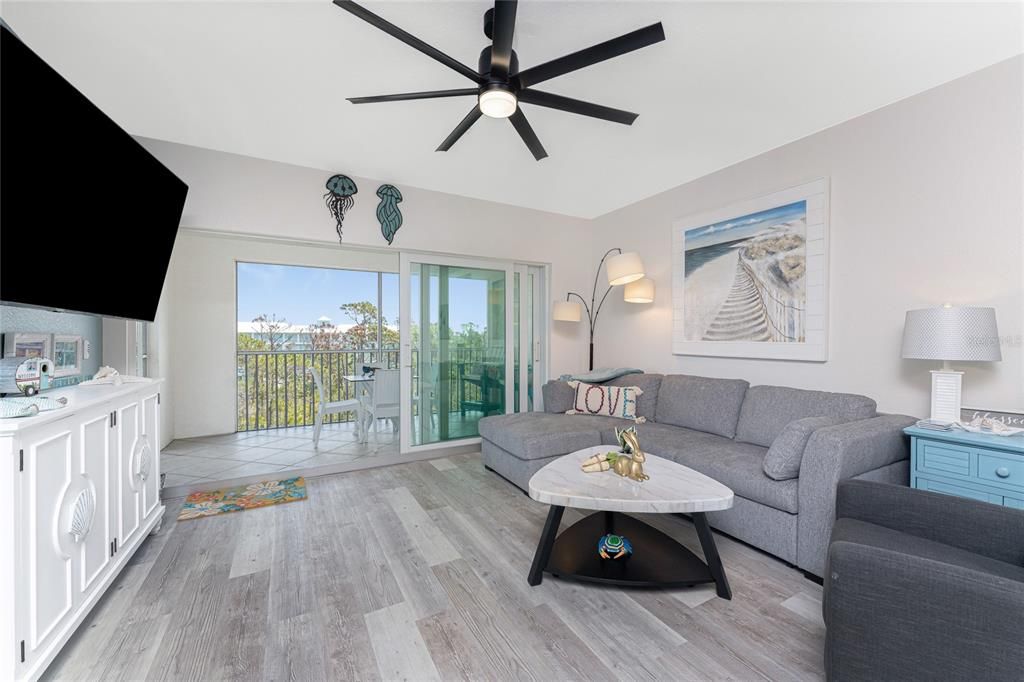 For Sale: $299,900 (2 beds, 2 baths, 1009 Square Feet)