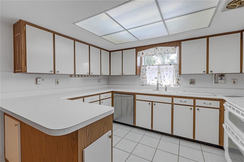 Active With Contract: $469,000 (4 beds, 2 baths, 2406 Square Feet)