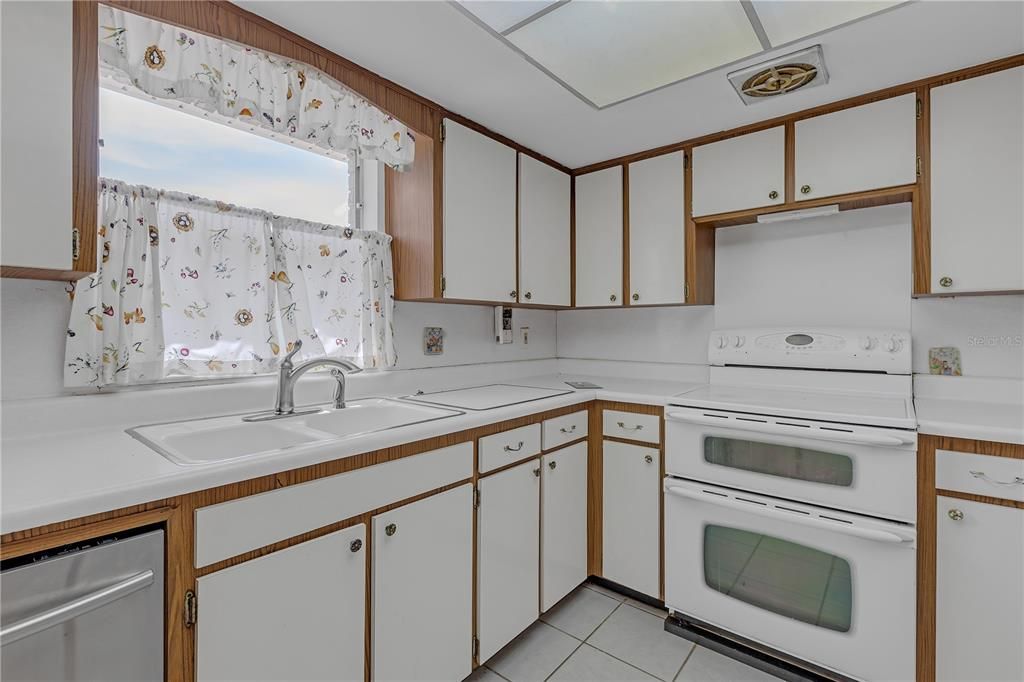 Active With Contract: $469,000 (4 beds, 2 baths, 2406 Square Feet)