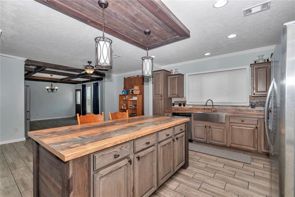 На продажу: $599,999 (4 спален, 3 ванн, 2400 Квадратных фут)
