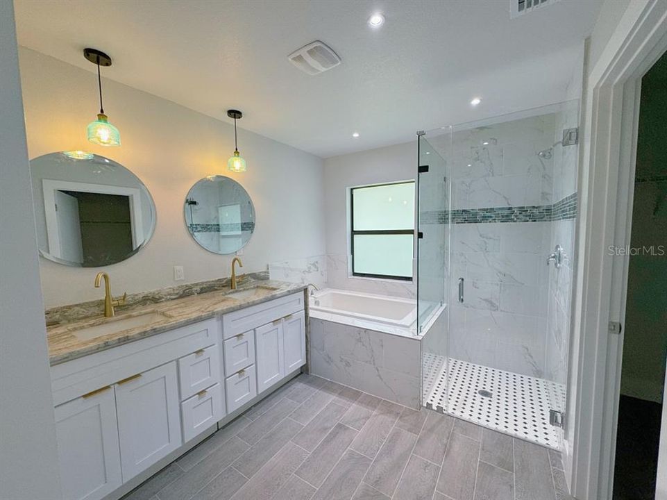 Под контрактом: $359,000 (3 спален, 2 ванн, 2323 Квадратных фут)