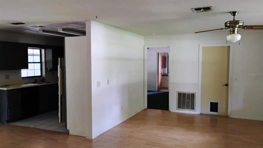 Activo con contrato: $219,000 (3 camas, 2 baños, 1305 Pies cuadrados)