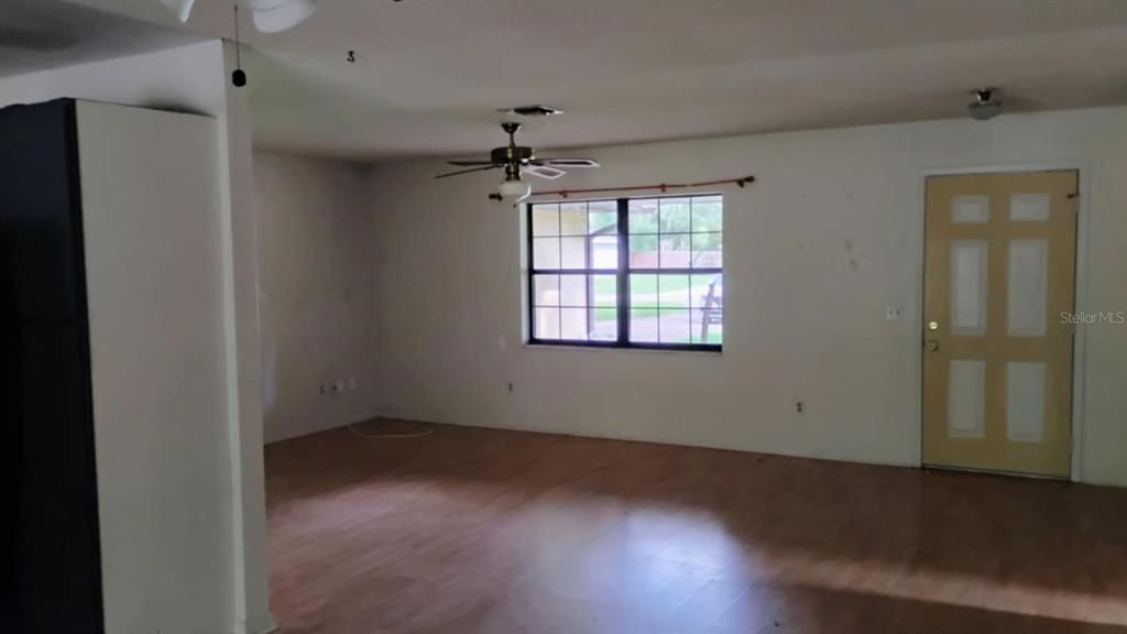 Activo con contrato: $219,000 (3 camas, 2 baños, 1305 Pies cuadrados)