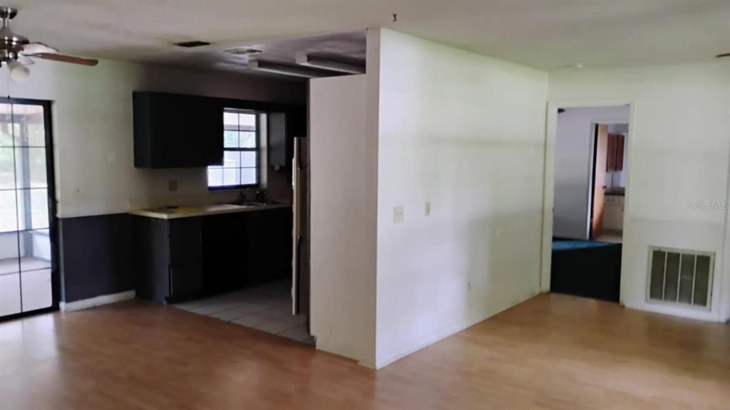 Activo con contrato: $219,000 (3 camas, 2 baños, 1305 Pies cuadrados)