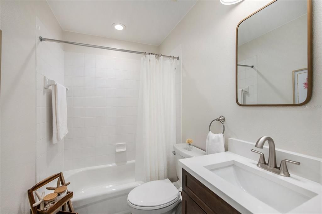 Под контрактом: $450,000 (2 спален, 2 ванн, 1595 Квадратных фут)