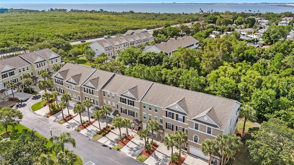 Под контрактом: $450,000 (2 спален, 2 ванн, 1595 Квадратных фут)