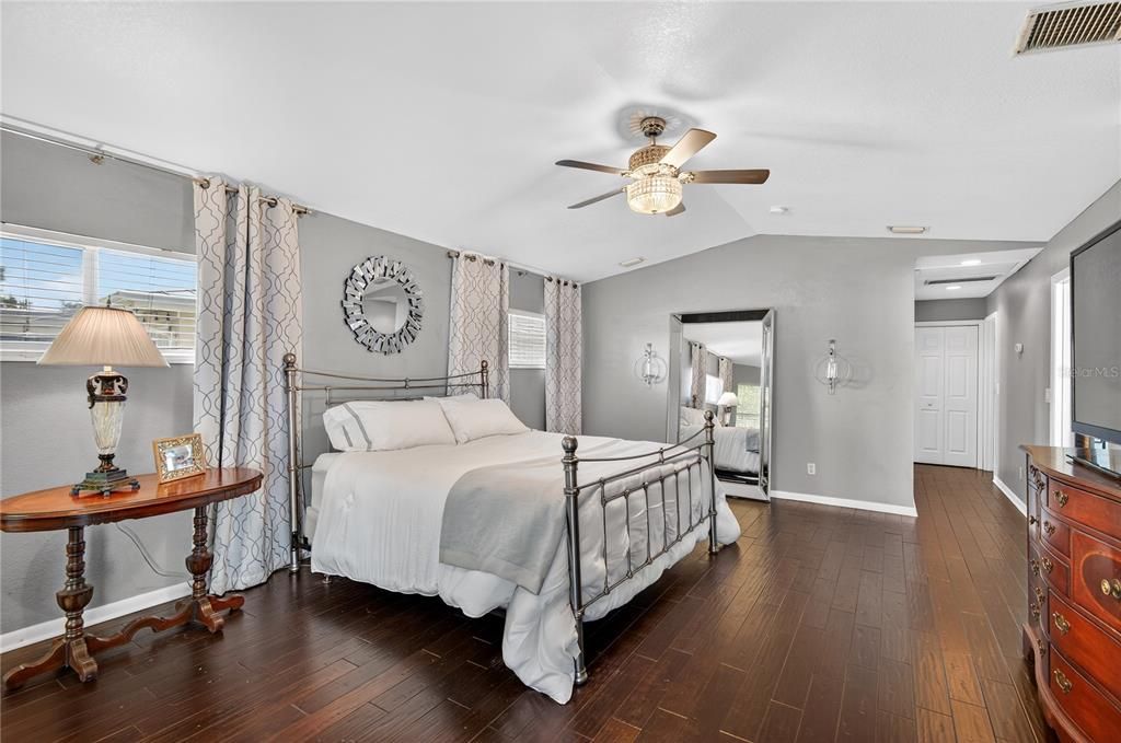 Activo con contrato: $1,775,000 (4 camas, 3 baños, 2876 Pies cuadrados)